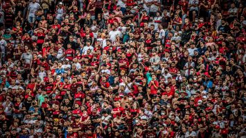 Telões transmitem jogo Flamengo x São Paulo na Ponta Negra de Manaus