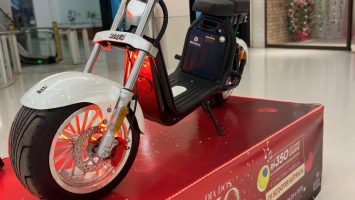 Shopping Ponta Negra sorteia moto elétrica na campanha do Dia dos Namorados, em Manaus