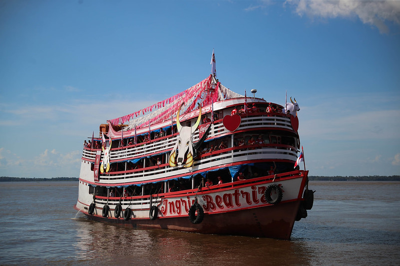 Barcos fizeram o transporte dos torcedores de Garantido e Caprichoso. Foto: Lucas Silva/Secom