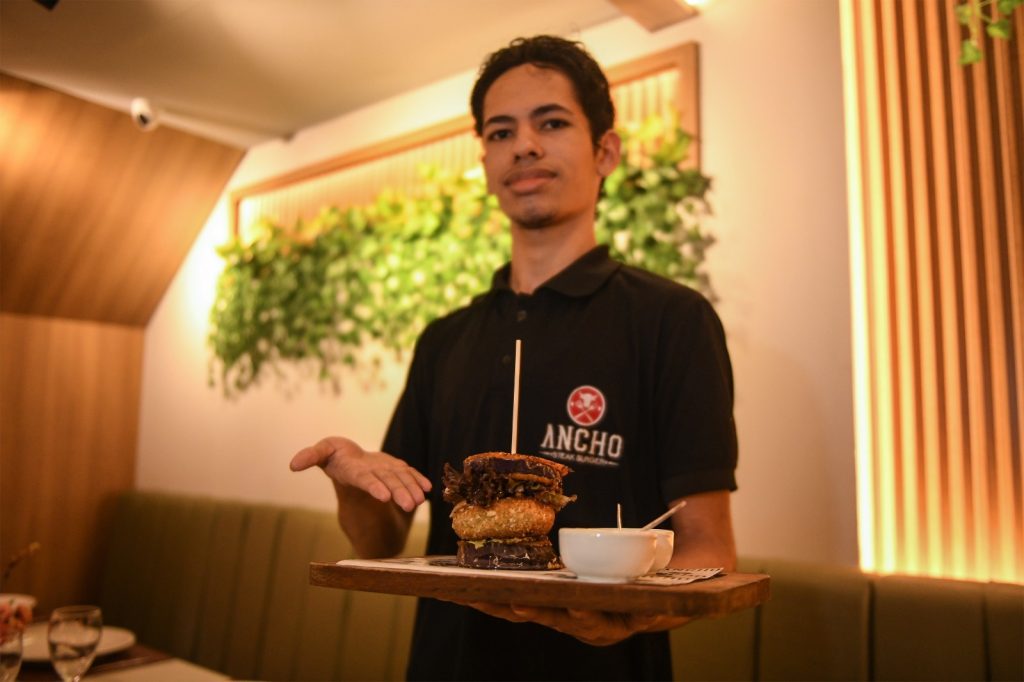 O restaurante também disponibiliza hambúrguer vegano e vegetariano. Foto: Tácio Melo/Amazonastur