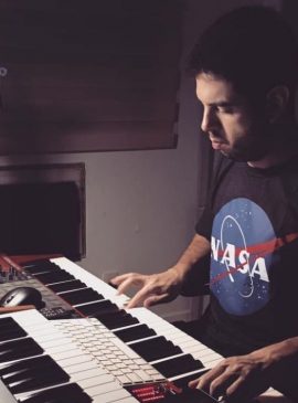 Compositor canta ‘Flor de Tucumã’ ao piano