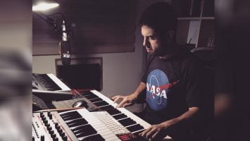 Compositor canta ‘Flor de Tucumã’ ao piano