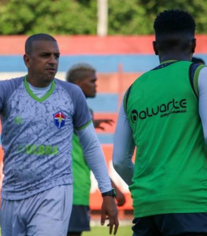 O técnico Lecheva em treino do Fast. Foto: Divulgação/Fast Club