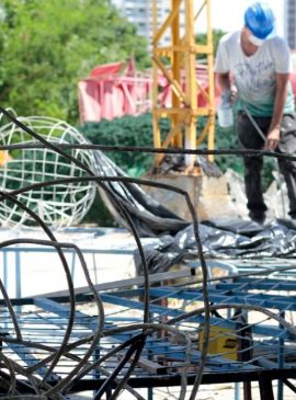 Grande árvore de Natal começa a ser montada na Praça da Matriz, em Manaus