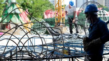 Grande árvore de Natal começa a ser montada na Praça da Matriz, em Manaus