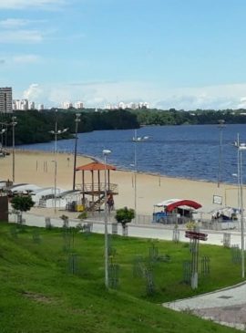 Em Manaus, luzes do complexo Ponta Negra são reduzidas para evitar aglomeração