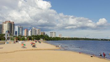 Com seca, Ponta Negra de Manaus é interditada para banho