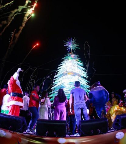 Árvore de Natal de 40 metros é inaugurada na Ponta Negra de Manaus - Portal  Edilene Mafra