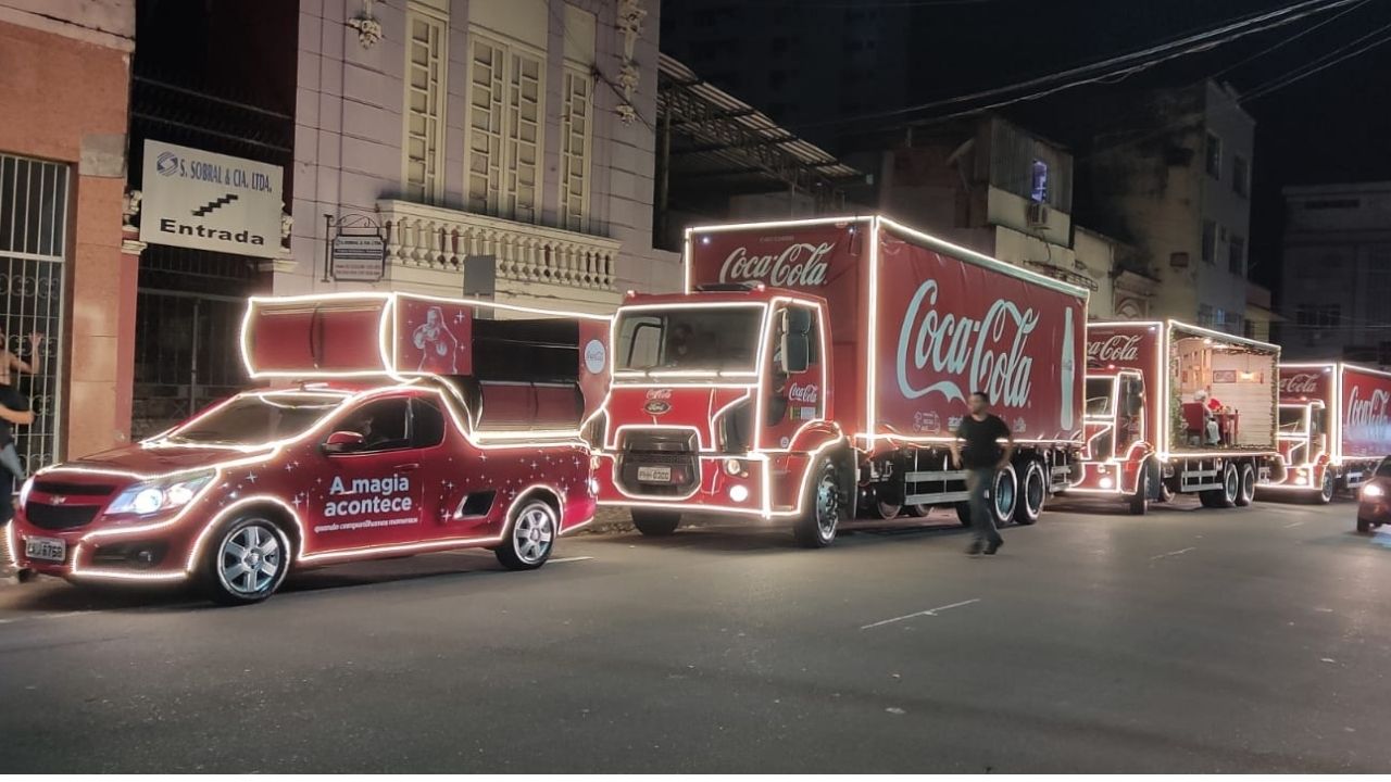 Caravana de Natal da Coca-Cola começa desfile pelas ruas de Manaus - Portal  Edilene Mafra