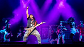 'Escola do Rock' emociona público em estreia no Teatro Amazonas; veja fotos