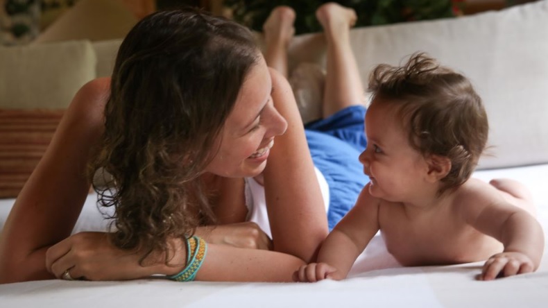 Documentário trata sobre a individualidade dos bebês, do incentivo à autonomia e do apoio em momentos de cuidados. Foto: Divulgação
