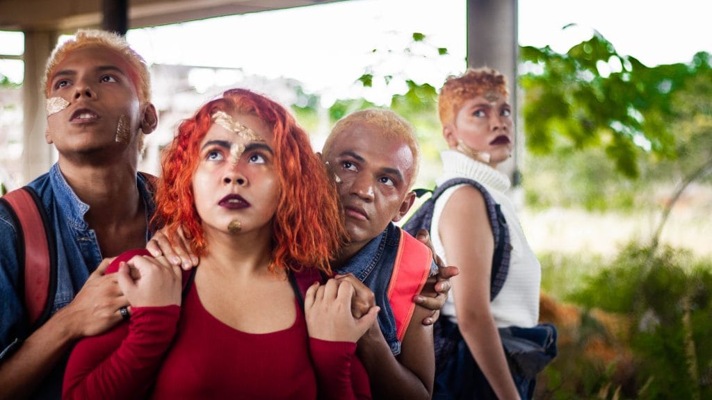 Espetáculo 'O Morro do Bode Selvagem' conta a narrativa dos personagens Aitana, Said, Polina e Azekel. Foto: Larissa Martins/Grupo Jurubebas de Teatro