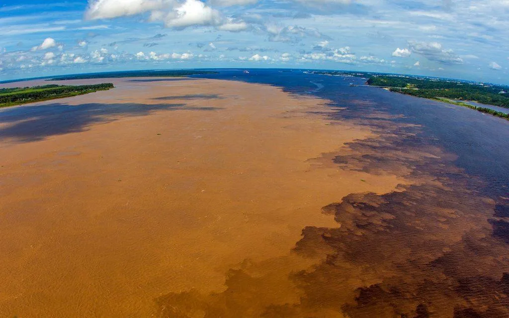 O Encontros das Águas dos rios Negro e Solimões, no Amazonas. Foto: Janailton Falcão/Amazonastur
