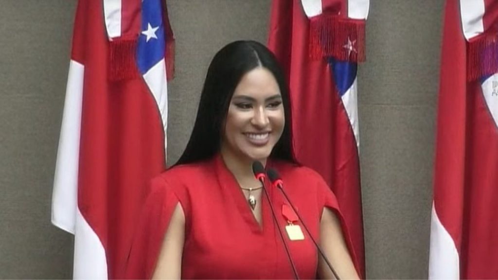 Isabelle Nogueira recebe homenagem por divulgar o Festival de Parintins no BBB 24