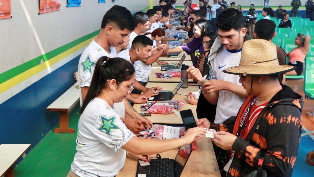 Troca de ingressos para festa dos visitantes em Parintins