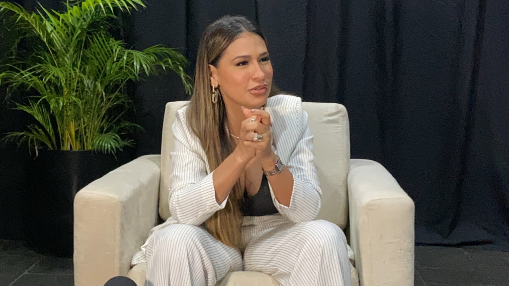 Simone Mendes concede entrevista em ensaio de gravação do DVD na Arena da Amazônia