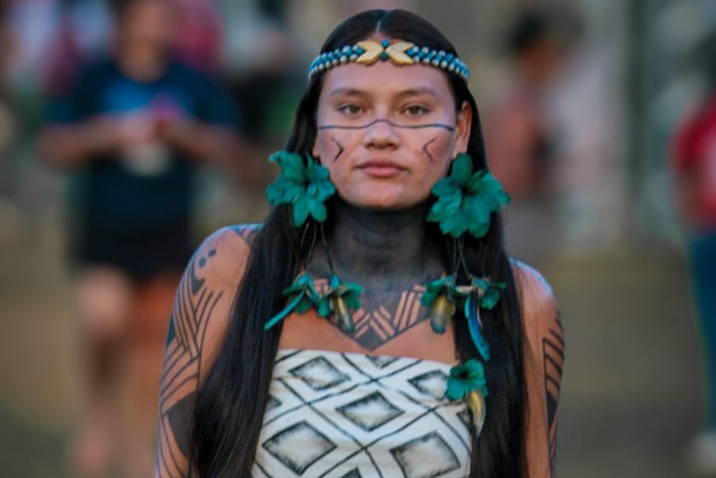 Tainara Kambeba é uma jovem ativista em defesa dos povos originários da Amazônia