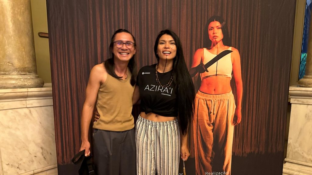 Estilista indígena Siouduhi reencontra Zahy Tentehar no Teatro Amazonas