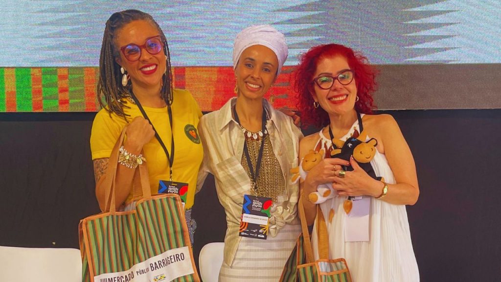 Durante o painel “Festas, Música e Cultura Popular: Como o Brasil pode transformar patrimônio imaterial em vantagem competitiva”, Edilene Mafra (Portal Edilene Mafra e Amazon Media And Checking), Izabela Fernandes Souza (Kaburé Maracatu) e Karol Duarte (Guiadas Urbanas) exaltaram a diversidade da cultura brasileira.