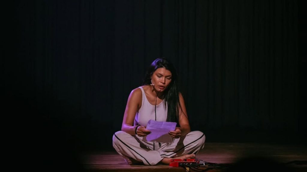 Zahy Tentehar interpreta Azira'i no Teatro Amazonas