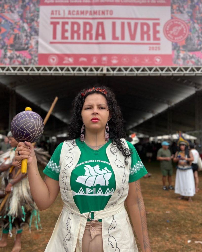 Isabele Kambeba é uma jovem ativista amazonense do Povo Indígena Kambeba.