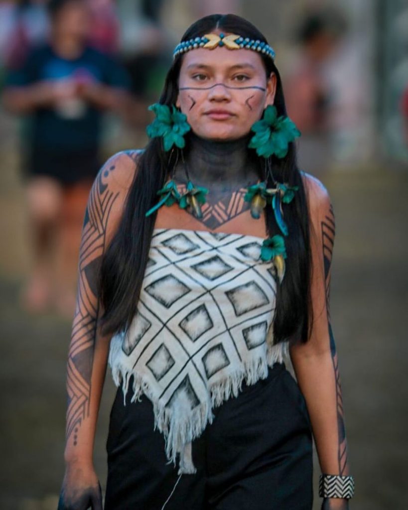 Tainara Kambeba é uma jovem ativista amazonense do Povo Indígena Kambeba.