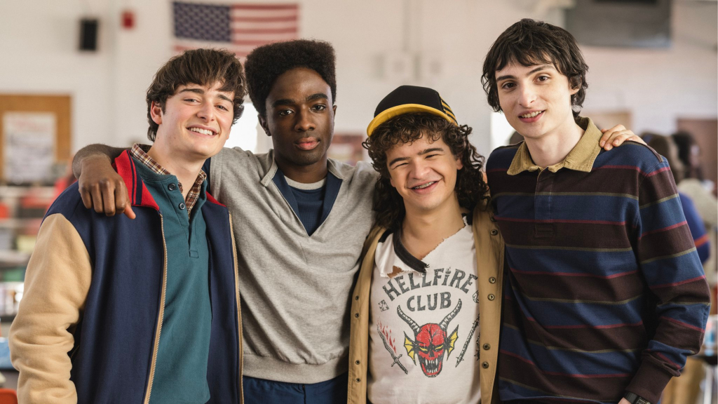 A temporada final de Stranger Things 5 introduz novos personagens, que não soam jogados. Holly Wheeler, agora interpretada por Nell Fisher, e Derek Turnbow, vivido por Jake Connelly, ganham espaço sem atropelar a trama principal. Os quatro episódios iniciais do Volume 1 dão tempo suficiente para que o público se apegue a eles, mostrando que a série ainda sabe apresentar rostos novos com naturalidade.