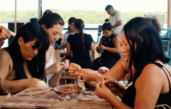 Ancestralidade Kambeba ganha forma em biojoias e grafismos criados por mulheres indígenas