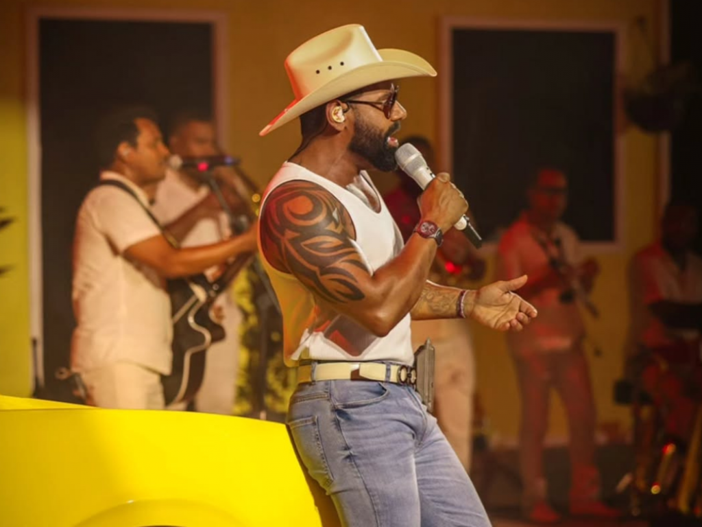 Pablo emociona o público com sucessos da sofrência