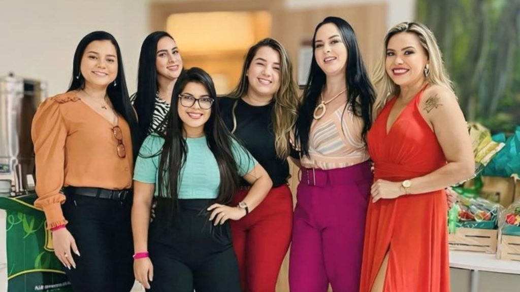 Grupo de seis mulheres empreendedoras sorrindo e posando juntas durante evento de networking da Empodera Fair