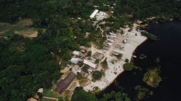 Drones e tecnologias de ponta auxiliam os jornalistas a alcançar e documentar as realidades das comunidades mais remotas da floresta. Foto: Reprodução / FAS