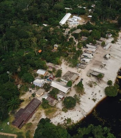 Drones e tecnologias de ponta auxiliam os jornalistas a alcançar e documentar as realidades das comunidades mais remotas da floresta. Foto: Reprodução / FAS
