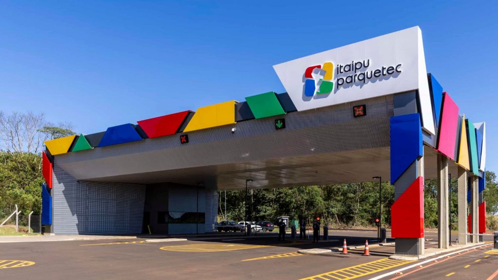 Entrada colorida do Itaipu Parquetec em Foz do Iguaçu, símbolo de inovação e tecnologia.