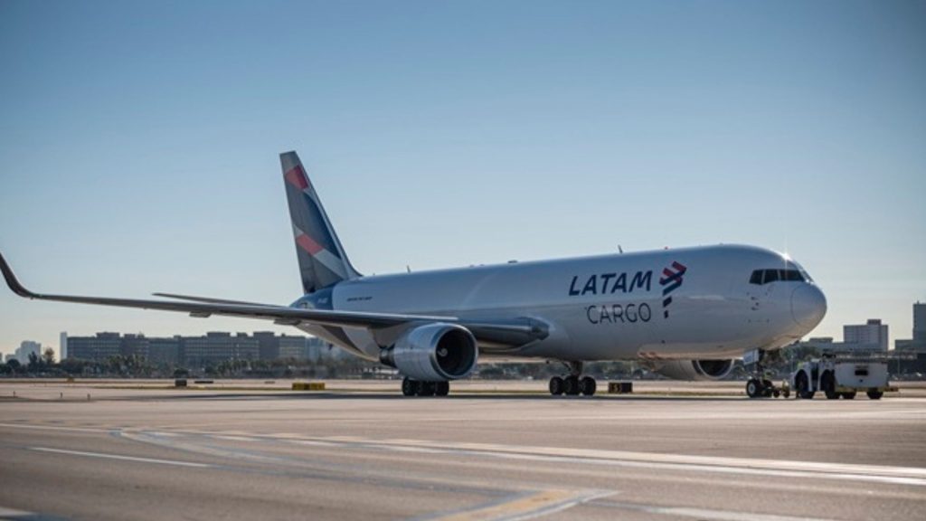Aeronave cargueira Boeing 767 da LATAM Cargo no pátio do aeroporto, representando a ampliação da operação de cargas para Manaus.