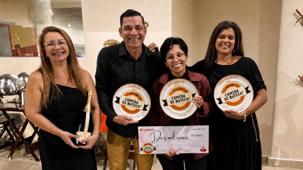 Primeiros colocados do Comida di Buteco 2026 em Manaus posam durante evento de premiação