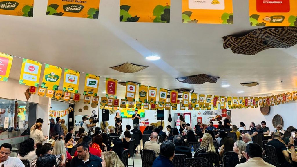 Ambiente do evento de premiação do Comida di Buteco 2026 em Manaus com participantes reunidos