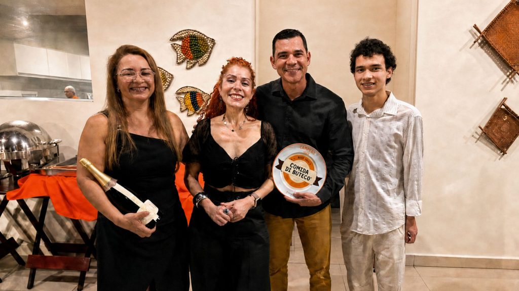 Participantes celebram resultado durante a premiação do Comida di Buteco 2026 em Manaus