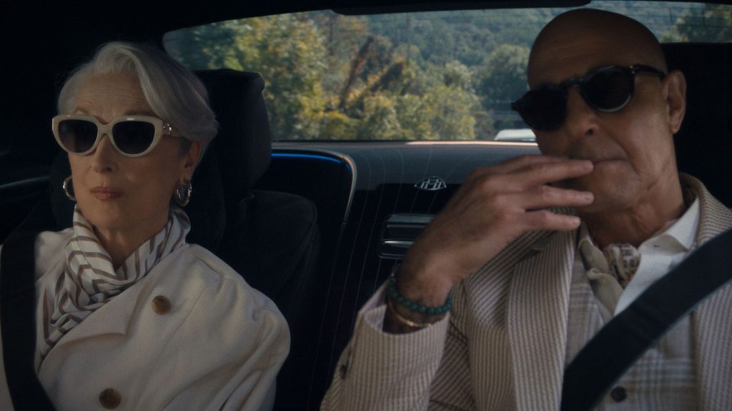 Miranda Priestly e Nigel Kipling conversam dentro de carro em O Diabo Veste Prada 2