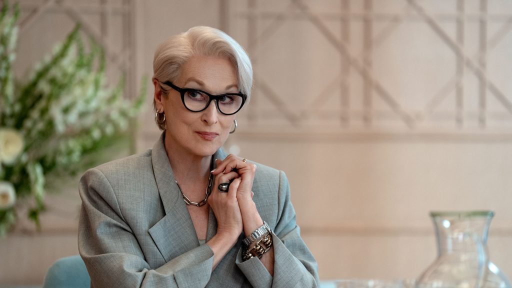 Miranda Priestly em close com olhar estratégico no filme O Diabo Veste Prada 2