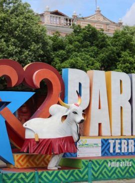 Letreiro de Parintins com Caprichoso e Garantido. Foto: Divulgação | Amazonastur