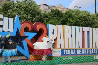 Letreiro de Parintins com Caprichoso e Garantido. Foto: Divulgação | Amazonastur