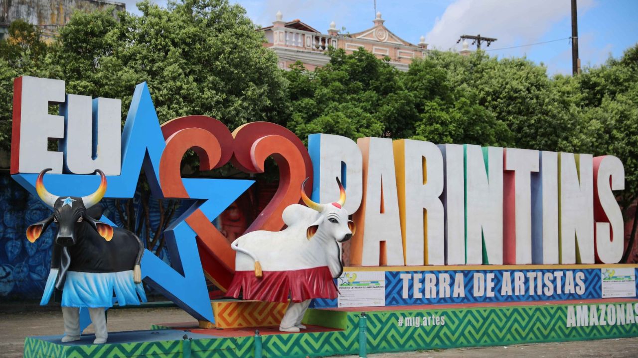Letreiro de Parintins com Caprichoso e Garantido. Foto: Divulgação | Amazonastur
